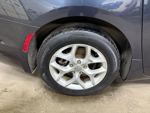 Used 2025 Chrysler Pacifica Select FWD image 18