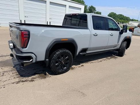 Used 2024 GMC Sierra 2500 AT4 w/ AT4 Premium Plus Package AWD/4WD image 4