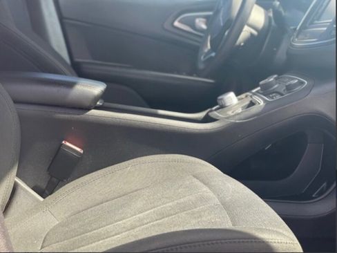 Used 2016 Chrysler 200 Limited image 3