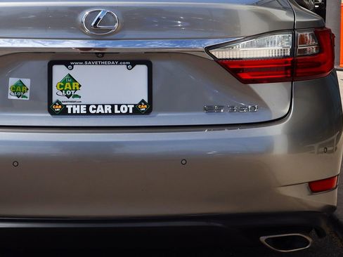 Used 2016 Lexus ES 350 w/ Luxury Package w/Wood Trim image 20