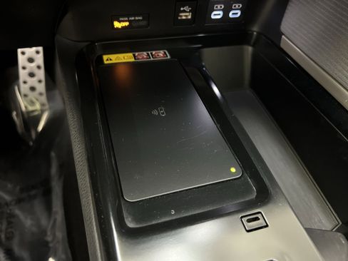 Used 2025 Toyota Camry SE w/ Convenience Package image 33