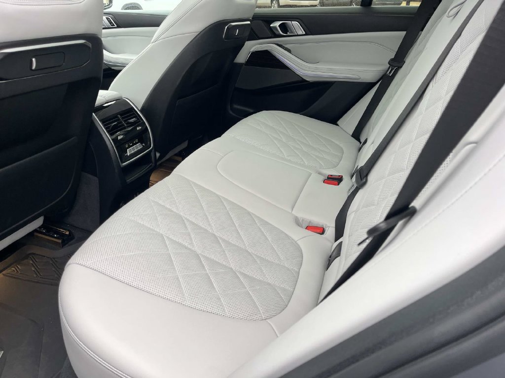 Used 2024 BMW X5 xDrive40i w/ Premium Package AWD/4WD image 22