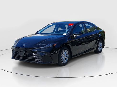Used 2025 Toyota Camry LE image 3