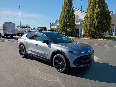 New 2026 Chevrolet Equinox EV RS image 9