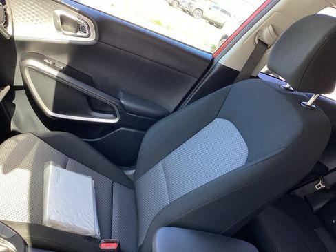Used 2023 Kia Soul LX w/ LX Technology Package FWD image 32