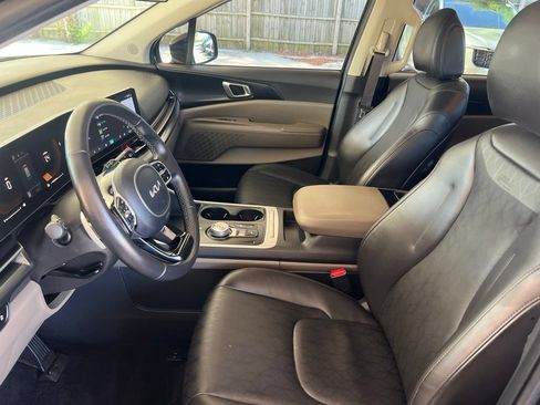 Certified 2025 Kia Carnival LXS FWD image 4