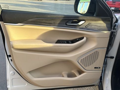 Used 2024 Jeep Grand Cherokee L Limited w/ Luxury Tech Group II image 12