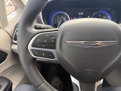 Used 2024 Chrysler Pacifica Touring-L FWD image 20