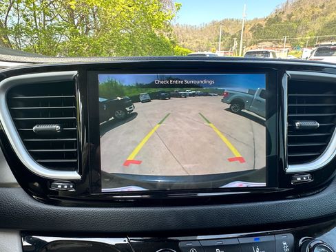 Used 2024 Chrysler Pacifica Touring-L FWD image 16