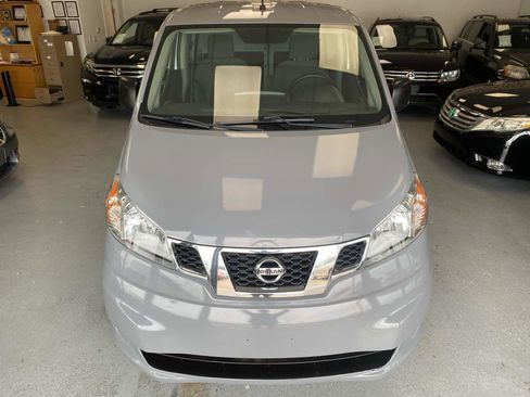 Used 2019 Nissan NV200 SV image 2