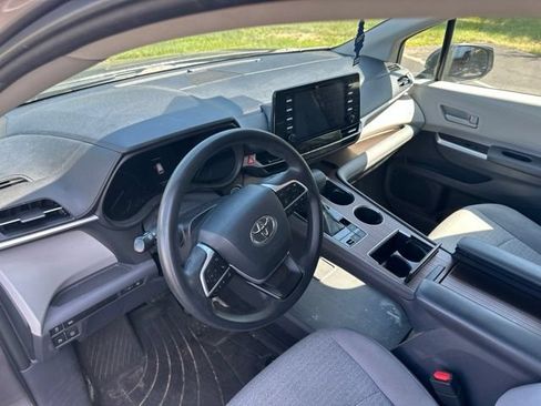 Used 2021 Toyota Sienna LE FWD image 5