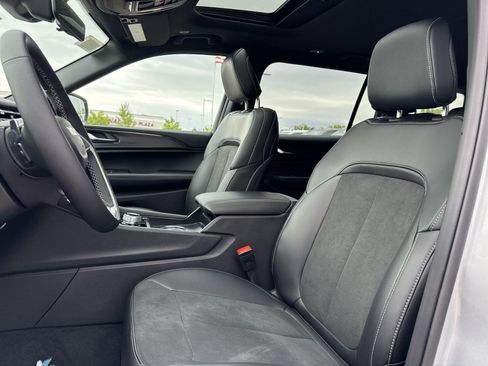 New 2025 Jeep Grand Cherokee L Altitude image 18