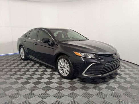 Used 2022 Toyota Camry LE w/ Convenience Package FWD image 4