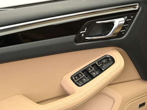 Used 2025 Porsche Macan image 35