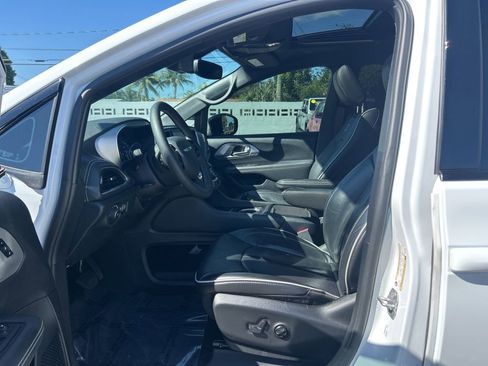 Used 2024 Chrysler Pacifica Limited w/ S Appearance Package image 9