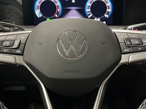 Used 2025 Volkswagen Tiguan SE AWD/4WD image 15
