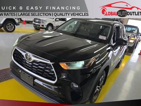 Used 2021 Toyota Highlander XLE AWD/4WD image 1