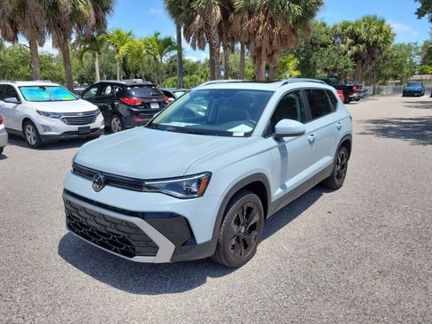 New 2026 Volkswagen Taos SE FWD image 8