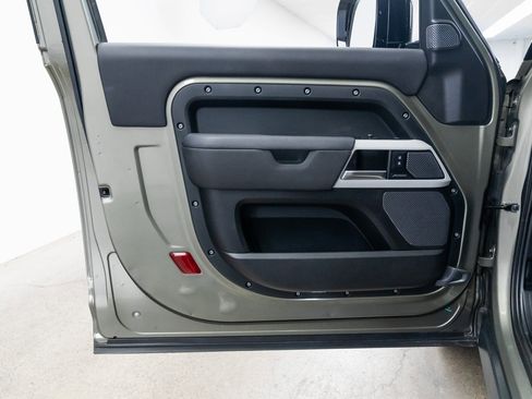 Used 2022 Land Rover Defender 90 image 13