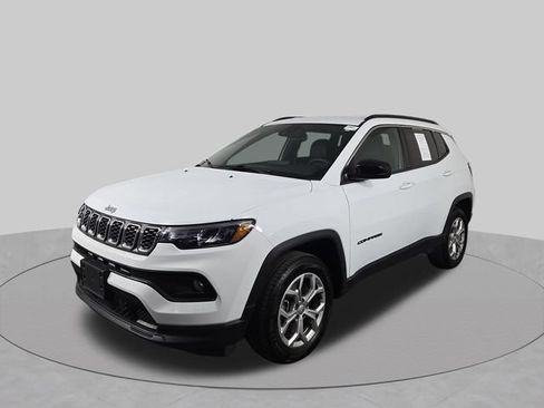 Used 2024 Jeep Compass Latitude AWD/4WD image 2