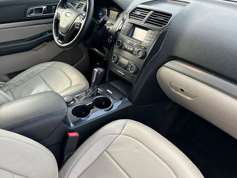 Used 2018 Ford Explorer XLT image 17