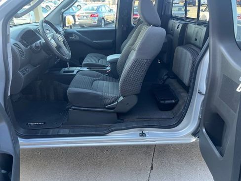 Used 2011 Nissan Frontier SV image 18