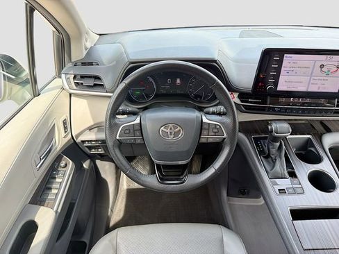 Used 2022 Toyota Sienna Limited FWD image 17