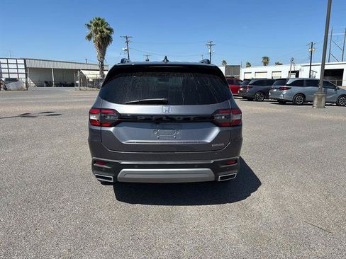 Used 2025 Honda Pilot Touring image 6