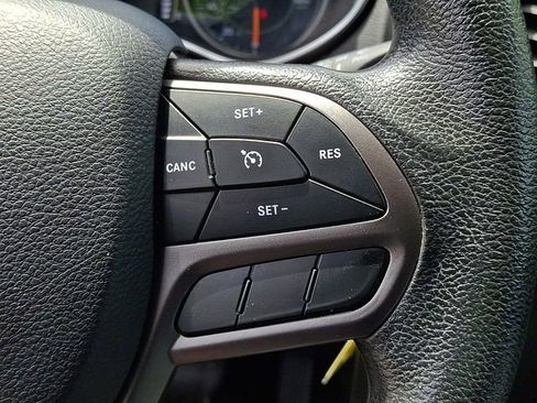 Used 2019 Jeep Cherokee Latitude w/ Popular Appearance Group FWD image 18
