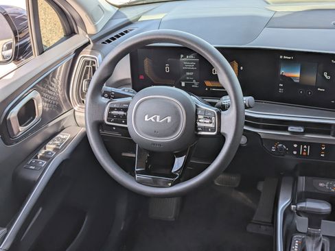 Certified 2025 Kia Sorento LX image 13