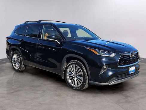 Used 2025 Toyota Highlander Platinum AWD/4WD image 3