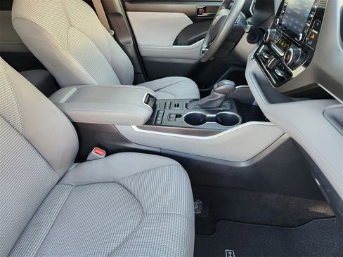Used 2020 Toyota Highlander L image 13
