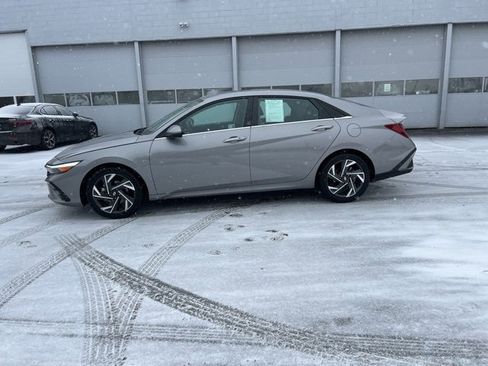 Used 2025 Hyundai Elantra SEL image 16