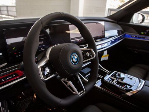 Certified 2025 BMW i7 xDrive60 w/ Executive Package AWD/4WD image 17