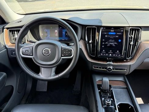 Used 2022 Volvo XC60 B5 Momentum AWD/4WD image 12