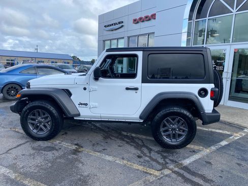 Used 2025 Jeep Wrangler Sport AWD/4WD image 2