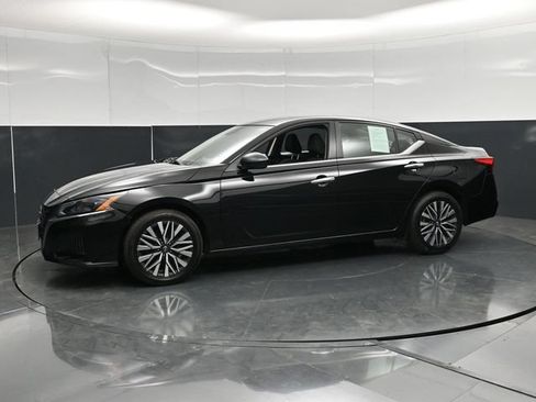 Used 2024 Nissan Altima 2.5 SV AWD/4WD image 8