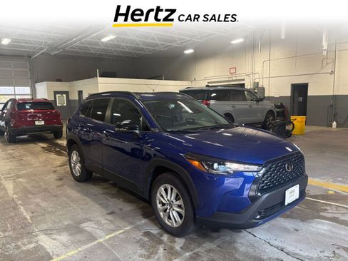 Used 2025 Toyota Corolla Cross LE image 1