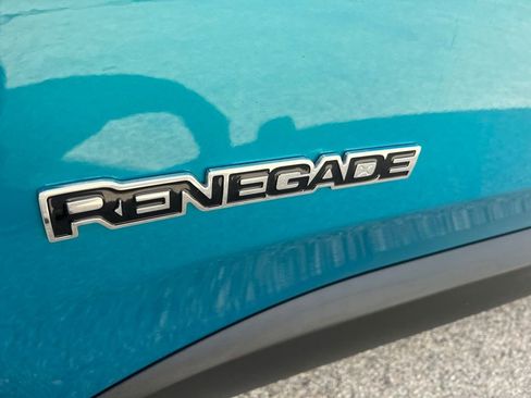 Used 2022 Jeep Renegade Latitude AWD/4WD image 32