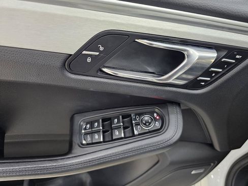 Used 2017 Porsche Macan Turbo AWD/4WD image 40
