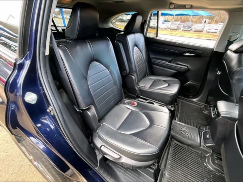 Used 2022 Toyota Highlander XLE image 19