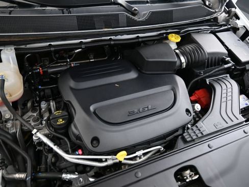 Used 2025 Chrysler Pacifica Limited FWD image 16
