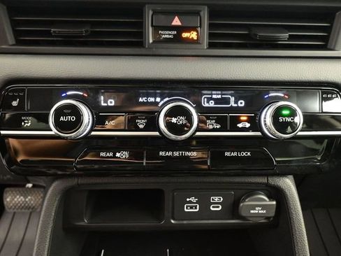 Used 2025 Honda Pilot Touring image 9