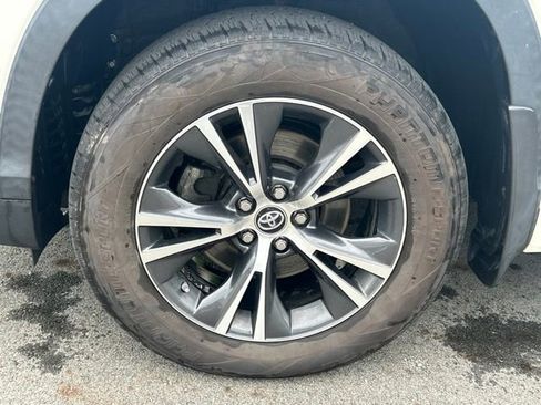 Used 2018 Toyota Highlander Plus AWD/4WD image 10