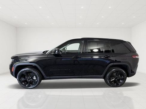 Used 2023 Jeep Grand Cherokee Limited w/ Black Appearance Package AWD/4WD image 3