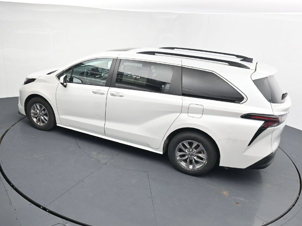 Used 2024 Toyota Sienna XLE FWD image 13