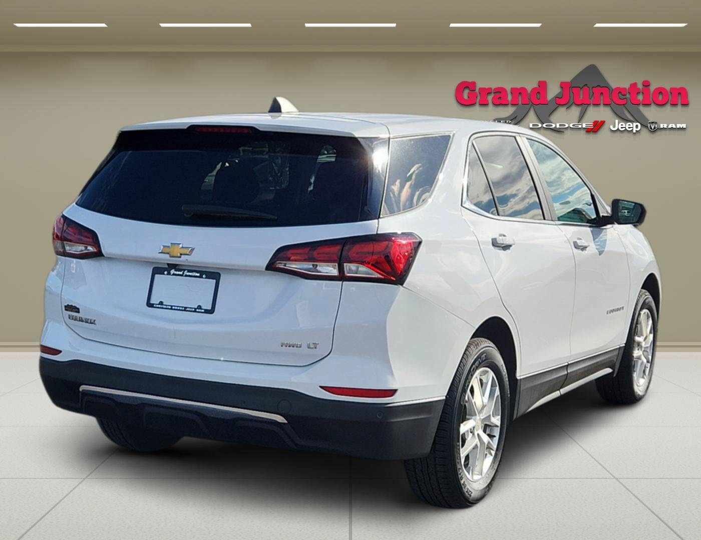 Used 2024 Chevrolet Equinox LT AWD/4WD image 4