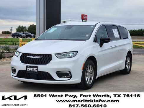 Used 2025 Chrysler Pacifica Select FWD image 2