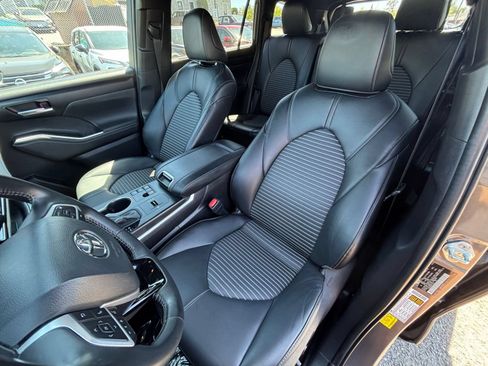 Used 2024 Toyota Highlander XSE FWD image 40