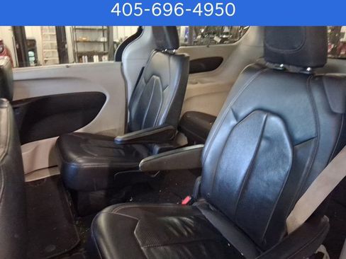 Used 2018 Chrysler Pacifica Touring-L image 6